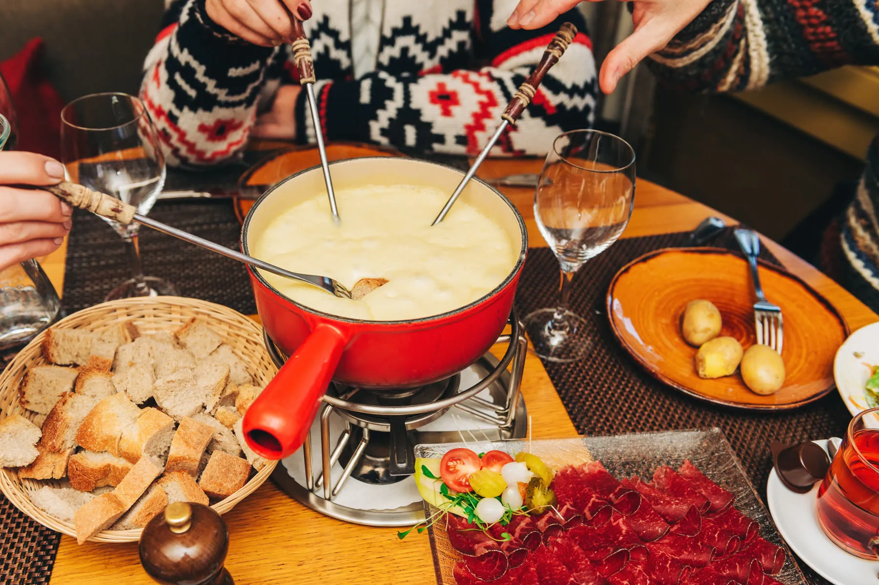 Fondue au fromage et viande séchée valaisanne